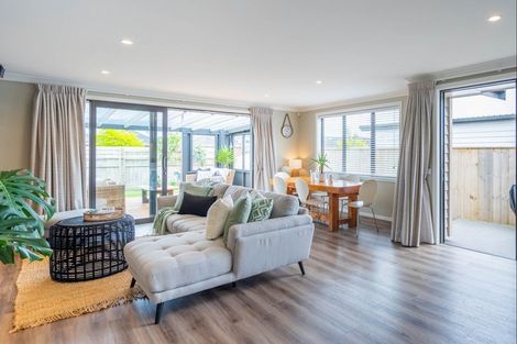 Photo of property in 11 Mahia Lane, Waikanae, 5036