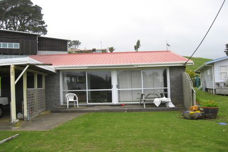 Photo of property in 30 Tasman Parade, Oakura, 4314