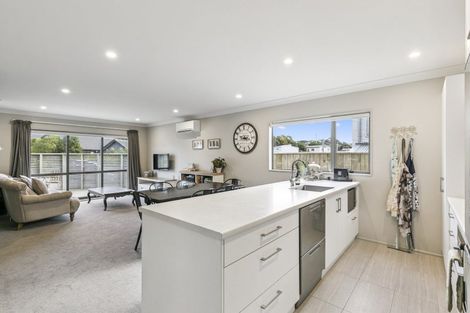 Photo of property in 2 Brindle Way, Newlands, Wellington, 6037