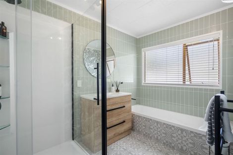 Photo of property in 11 William Hadlow Place, Hatfields Beach, Orewa, 0931