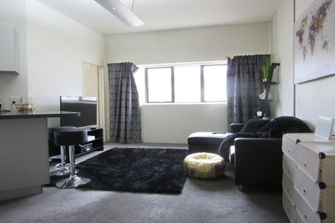 Photo of property in Endeavour Apartments, 19/125 Thorndon Quay, Pipitea, Wellington, 6011