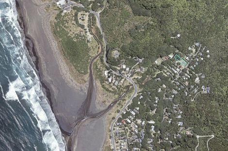 Photo of property in 118 Garden Road, Piha, New Lynn, 0772