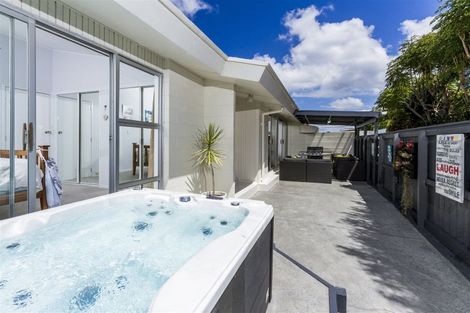 Photo of property in 2/64 Seaview Road, Castor Bay, Auckland, 0620