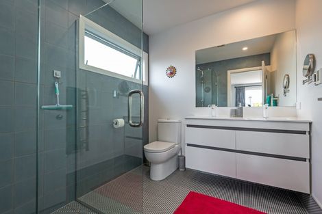 Photo of property in 8 Mediterranean Grove, Fitzherbert, Palmerston North, 4410