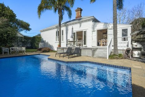 Photo of property in 143 Vauxhall Road, Narrow Neck, Auckland, 0624