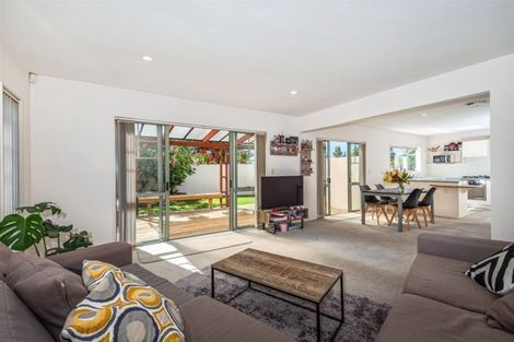 Photo of property in 1/140a East Coast Road, Forrest Hill, Auckland, 0620