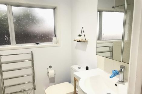 Photo of property in 2/7 Hamilton Place, Glenfield, Auckland, 0629