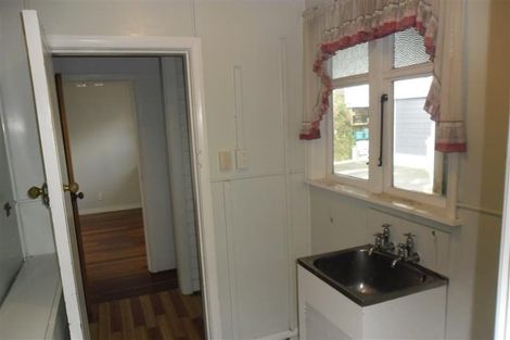 Photo of property in 10 Chapman Street, Newlands, Wellington, 6037