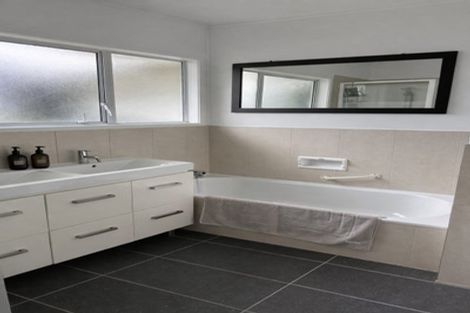 Photo of property in 33 Agincourt Street, Glenfield, Auckland, 0629