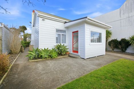 Photo of property in 35 Hine Street, New Plymouth, 4310