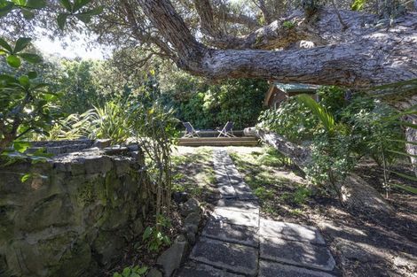 Photo of property in 35 North Piha Road, Piha, 0772