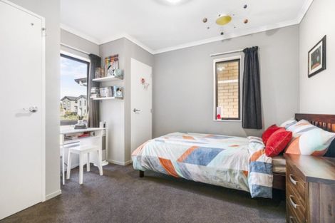 Photo of property in 41 Becker Drive, Weymouth, Auckland, 2103