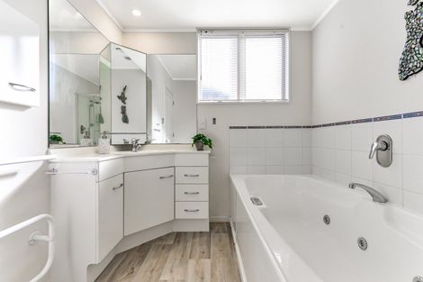 Photo of property in 33 Hastings Place, Hamilton Lake, Hamilton, 3204