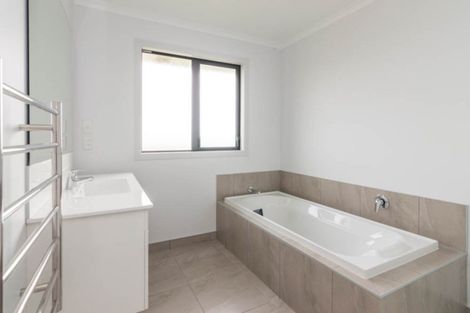 Photo of property in 35 Silicon Way, Fitzherbert, Palmerston North, 4410