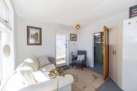 Photo of property in 21 Tindalls Bay Road, Tindalls Beach, Whangaparaoa, 0930