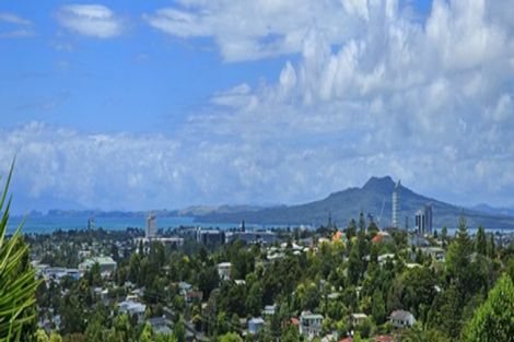 Photo of property in 2/325 Glenfield Road, Glenfield, Auckland, 0629