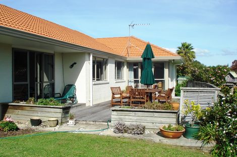 Photo of property in 34 Gillett Place, Botany Downs, Auckland, 2014