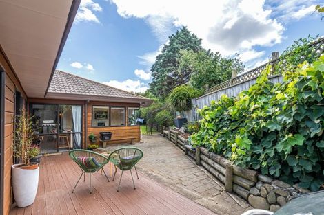 Photo of property in 1 Springdale Grove, Fitzherbert, Palmerston North, 4410