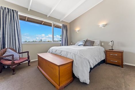 Photo of property in 1/529 Beach Road, Murrays Bay, Auckland, 0630