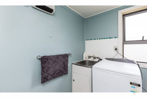 Photo of property in 70 Rhodes Street, Waimate, 7924