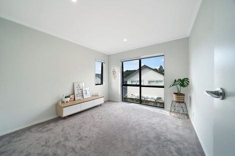 Photo of property in 16 Waimoana Close, Massey, Auckland, 0614