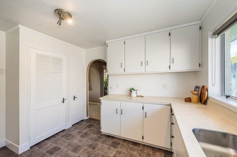 Photo of property in 33 Rewarewa Crescent, Waikanae, 5036