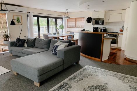 Photo of property in 2/95 Oaktree Avenue, Browns Bay, Auckland, 0630