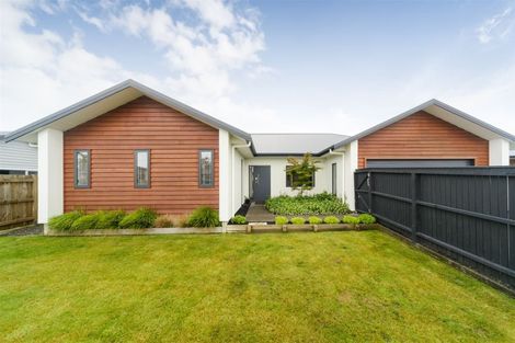 Photo of property in 114 Johnstone Drive, Fitzherbert, Palmerston North, 4410
