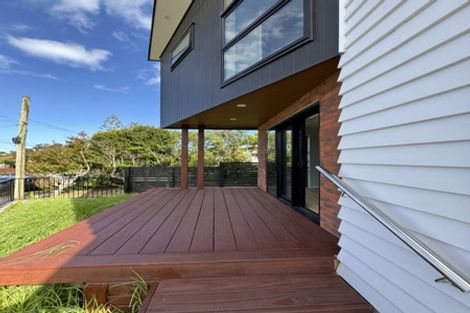 Photo of property in 2a Maunder Place, New Lynn, Auckland, 0600