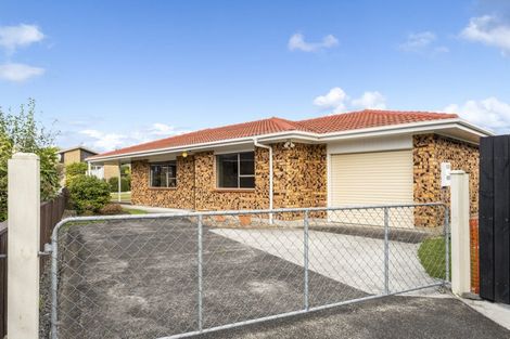 Photo of property in 2/9 Annette Avenue, Te Atatu South, Auckland, 0610