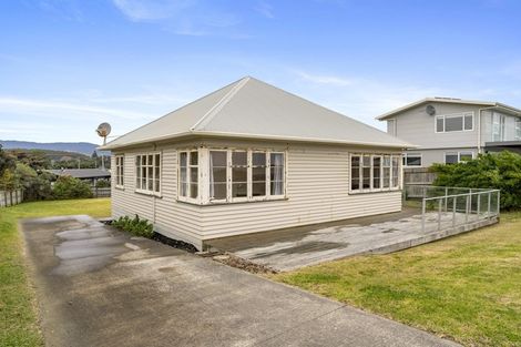 Photo of property in 38 Marine Parade, Otaki Beach, Otaki, 5512