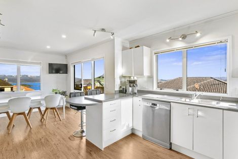 Photo of property in 8 Bennett Grove, Newlands, Wellington, 6037