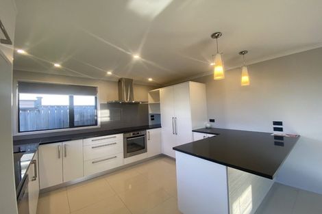 Photo of property in 28 Queens Road, Glen Avon, New Plymouth, 4312