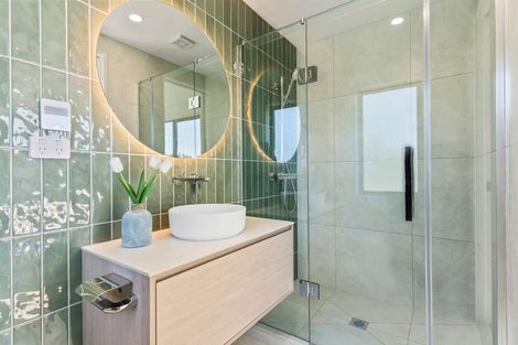 Photo of property in 21e Knights Road, Rothesay Bay, Auckland, 0630