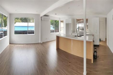 Photo of property in 32 Becker Drive, Weymouth, Auckland, 2103