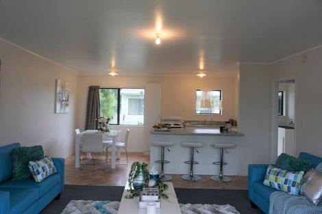 Photo of property in 2/46 Shifnal Drive, Randwick Park, Auckland, 2105