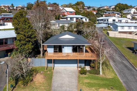 Photo of property in 73 Trias Road, Totara Vale, Auckland, 0629