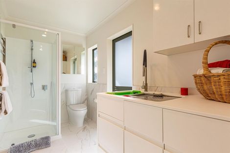 Photo of property in 6 Hogarth Rise, West Harbour, Auckland, 0618