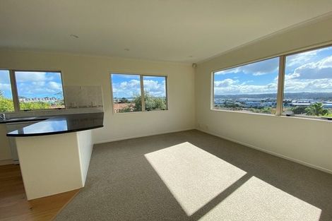 Photo of property in 8 Canary Place, Unsworth Heights, Auckland, 0632