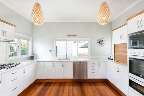 Photo of property in 4 Cobden Lane, Bluff Hill, Napier, 4110