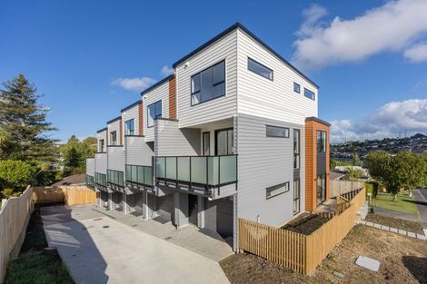 Photo of property in 19 Cedar Heights Avenue, Massey, Auckland, 0614
