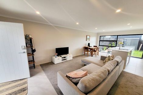 Photo of property in 14 Whiri Lane, Hobsonville, 0616