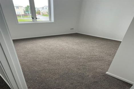 Photo of property in 25 Stitchbird Crescent, Papakura, 2110