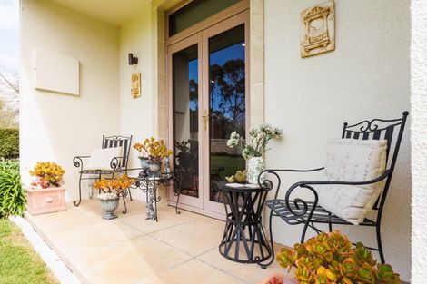 Photo of property in 5 Waicola Drive, Fitzherbert, Palmerston North, 4471