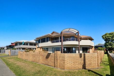 Photo of property in 32 Marine Parade, Mount Maunganui, 3116
