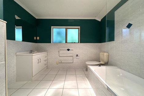 Photo of property in 3 Chesterton Terrace, Henderson, Auckland, 0612