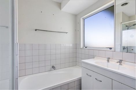 Photo of property in 42 Koraha Road, Kumeu, 0892