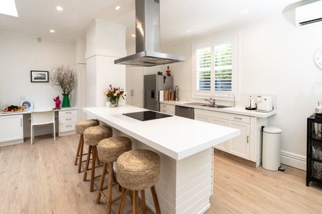 Photo of property in 81 Marine Parade, Seatoun, Wellington, 6022