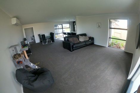 Photo of property in 90 Johnstone Drive, Fitzherbert, Palmerston North, 4410