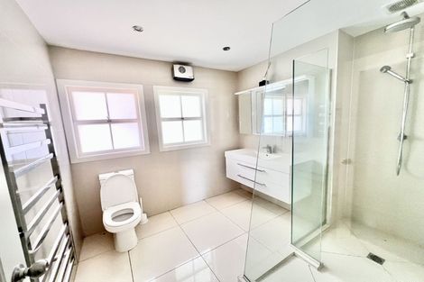 Photo of property in 2 King Richard Place, Browns Bay, Auckland, 0630